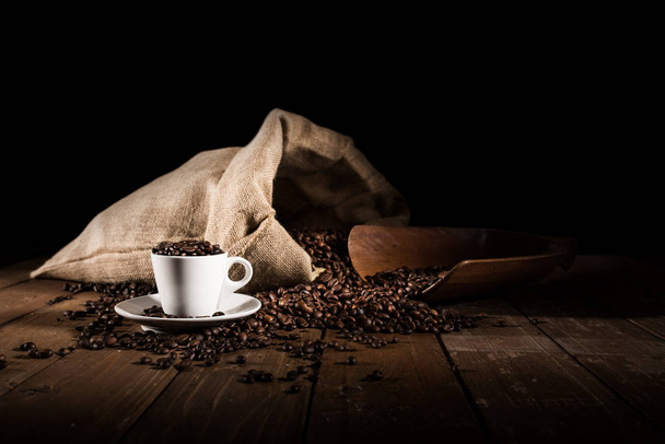 кавові зерна з джутовою сумкою та джутом
 - Фото, зображення