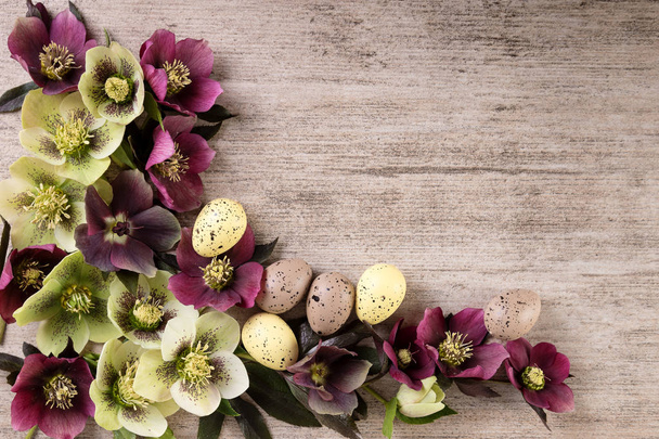 Пасхальні яйця з весняними квітами сільський старовинний стиль з копіювальним простором. Вид зверху, плоский ліжко
 - Фото, зображення