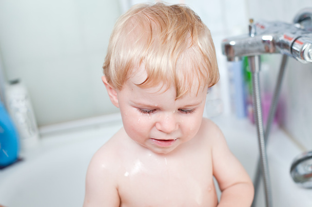 αξιολάτρευτο μικρό παιδί λήψη μπάνιο - Φωτογραφία, εικόνα