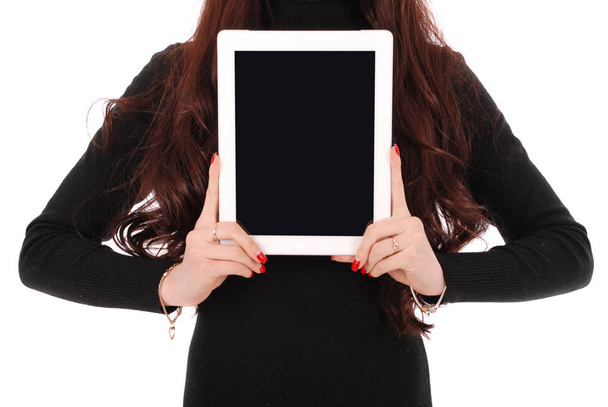 Adolescente mostrando uma tela de tablet vertical em branco
 - Foto, Imagem