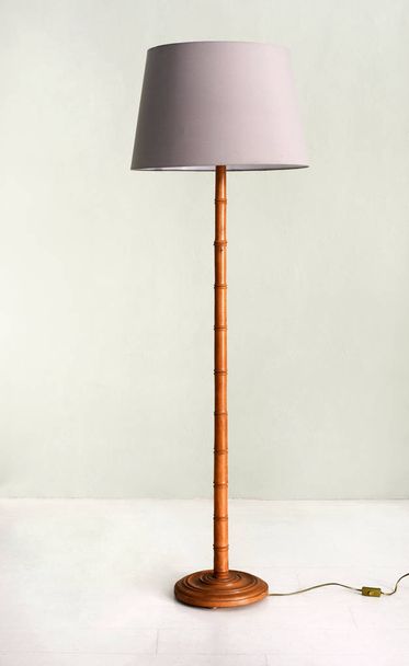 Напольная лампа с бамбуковой базой и бледно-фиолетовой тенью
 - Фото, изображение