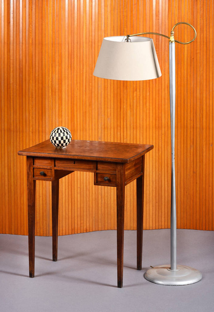 Lampe de plancher en métal rétro et bureau en bois avec Globe
 - Photo, image