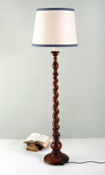 Lâmpada padrão ou de assoalho com coluna de torção de cevada
 - Foto, Imagem