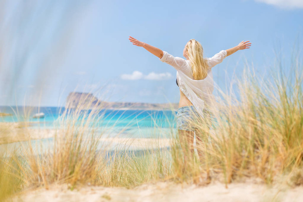 Свободная счастливая женщина, наслаждающаяся солнцем на каникулах
. - Фото, изображение