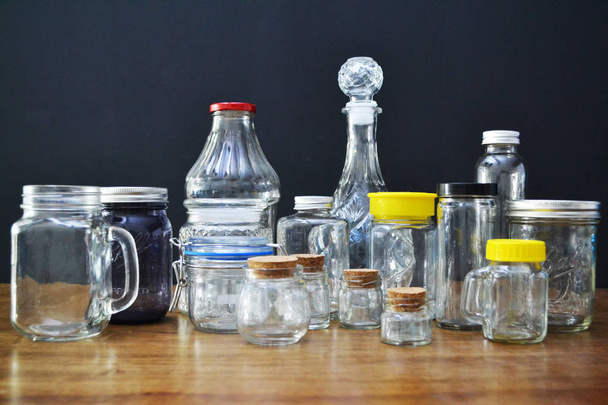 Ποικιλία από γυάλινα βαζάκια και μπουκάλια  - Φωτογραφία, εικόνα