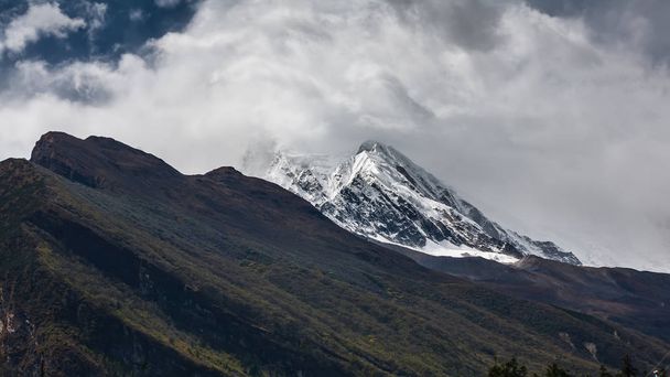 Blick auf den Manaslu-Gipfel in Nepal - Foto, Bild