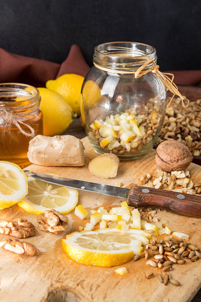 Healthy food:  mix of lemon, germinated wheat, walnuts, honey, g - Foto, afbeelding