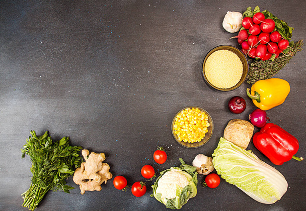  Dar üzerinde üzerinde sağlıklı vejetaryen yemek hazırlanması için malzemeler - Fotoğraf, Görsel