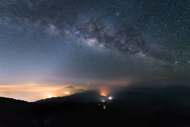Droga mleczna i znak zodiaku światła na nocnym niebie nad park narodowy Doi Inthanon. Chiang mai, Tajlandia. - Zdjęcie, obraz