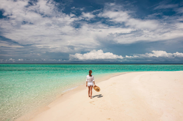 Donna con cappello da sole sulla spiaggia tropicale
 - Foto, immagini