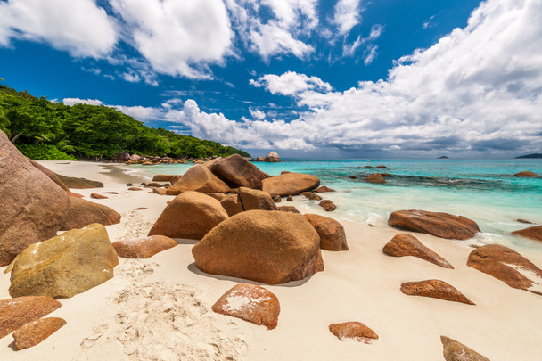 Praia bonita em Seychelles
 - Foto, Imagem