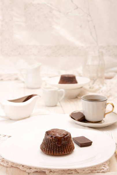 Chocolate francês sobremesa bolo mi-cuit no prato branco
 - Foto, Imagem