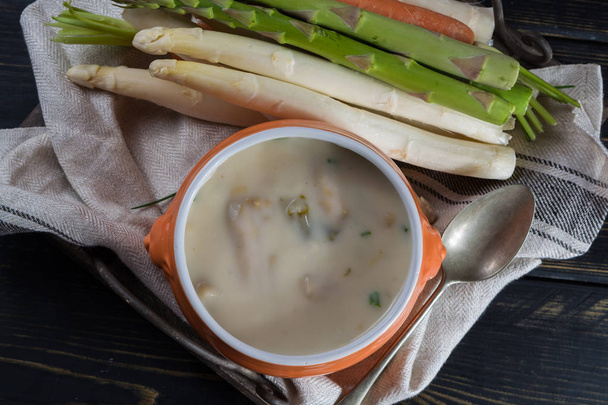 Temporada de primavera: sopa de espárragos frescos blancos y verdes, lista para comer con verduras
 - Foto, imagen
