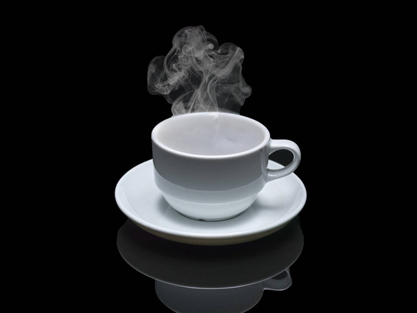 café de bebida caliente sobre fondo negro
 - Foto, Imagen