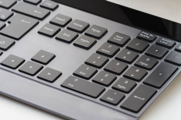 Tastatur des Computers isoliert auf weißem Hintergrund - Foto, Bild