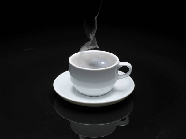 ζεστό ρόφημα καφέ σε μαύρο φόντο - Φωτογραφία, εικόνα