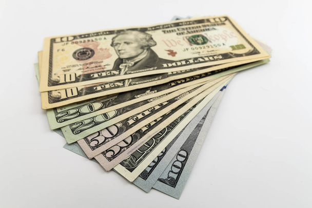 Αμερικανικών δολαρίων ήΠΑ χρήματα εξαπλωθεί σε λευκό φόντο - Φωτογραφία, εικόνα