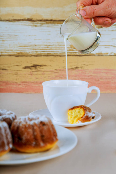 Φρέσκος καφές με γάλα στο φλυτζάνι με το cookie επιλεκτική εστίαση - Φωτογραφία, εικόνα