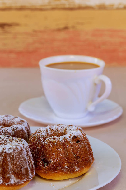 Kaffee und süßer Schokoladen-Toffee-Kuchen. eine Tasse Latte Coffee - Foto, Bild