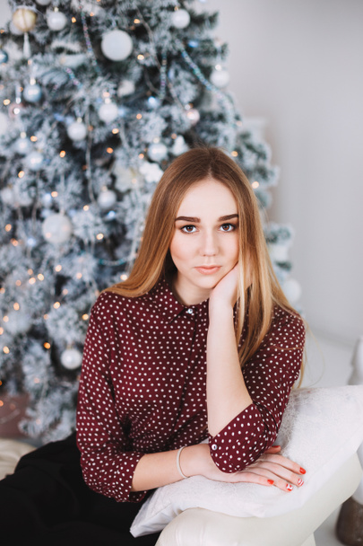 girl posing in holiday decorated room - Φωτογραφία, εικόνα