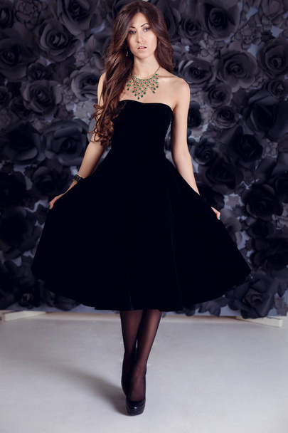 Modefrau im schwarzen Kleid - Foto, Bild