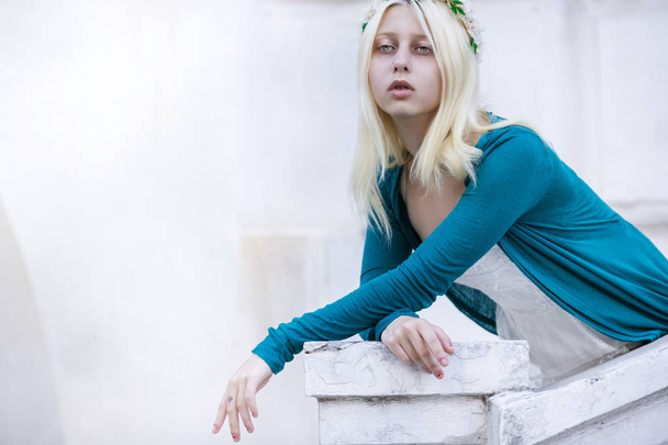 albínó lány Virág Koszorú - Fotó, kép