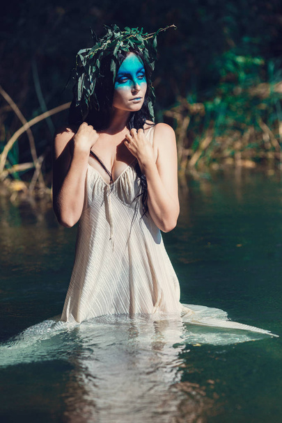 žena s věnec ve vodě - Fotografie, Obrázek