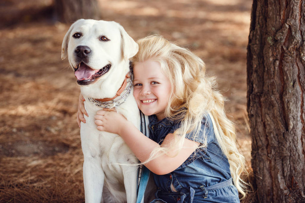 girl hugging her dog - Foto, afbeelding