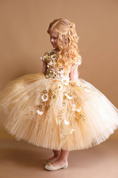 маленька дівчинка з кучерявим золотим волоссям
 - Фото, зображення