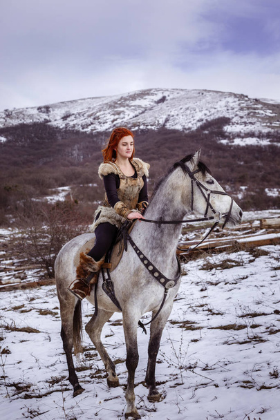 Женщина-викинг с серой лошадью
 - Фото, изображение