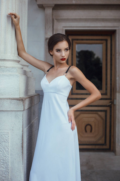 Mulher posando em vestido branco
 - Foto, Imagem
