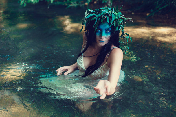 femme avec couronne dans l'eau
 - Photo, image
