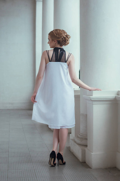 Tyttö poseeraa valkoinen mekko
 - Valokuva, kuva