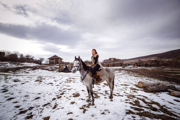 Женщина-викинг с серой лошадью
 - Фото, изображение