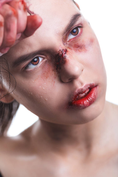 mulher com rosto sangrento e mãos
 - Foto, Imagem