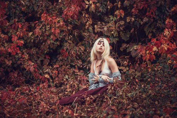 blond dívka pózuje v červené listy - Fotografie, Obrázek