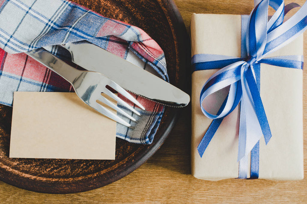 Réglage de table festive avec carte postale et cadeau
. - Photo, image