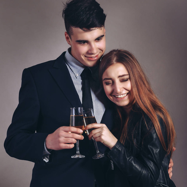 Casal feliz com champanhe
 - Foto, Imagem