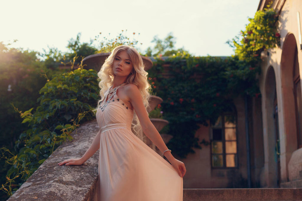 lockige blonde Frau im rosa Kleid - Foto, Bild
