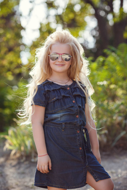 menina pequena posando em óculos de sol
 - Foto, Imagem