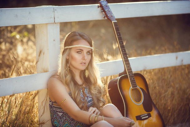 hippi lány gitár - Fotó, kép