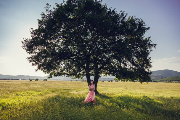 Femme en robe rose longue
 - Photo, image