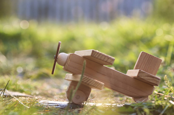 Дерев'яні іграшки літак
 - Фото, зображення