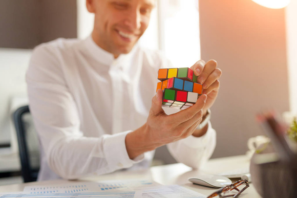 Mies täyttämällä Rubiks kuutio
 - Valokuva, kuva