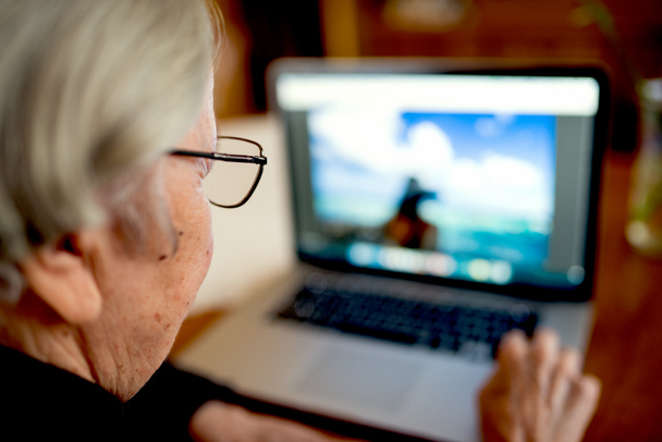 Oudere vrouw met laptop - Foto, afbeelding