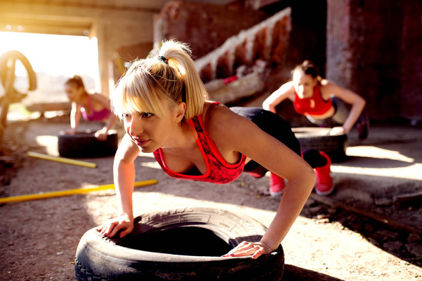 mujeres atractivas haciendo ejercicio
 - Foto, Imagen