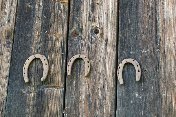 Retro paard schoenen hang nagel houten rural muur - Foto, afbeelding