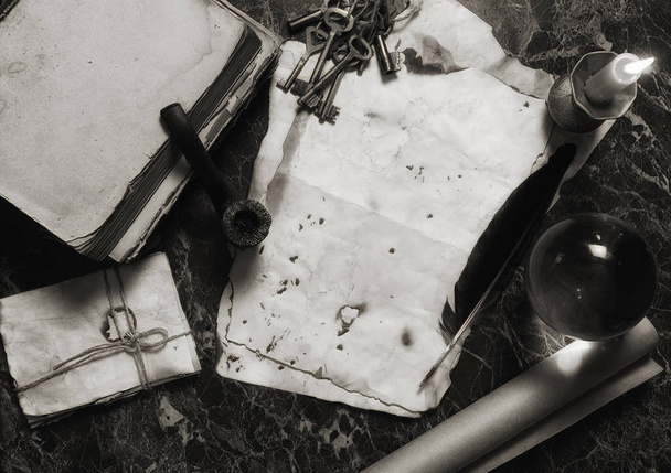 ηλικίας ρετρό έγγραφα και το βιβλίο στο τραπέζι με εργαλεία ντετέκτιβ backgro - Φωτογραφία, εικόνα