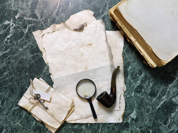 Retro papíry a knihy na stole detektivní práce s nástroji - Fotografie, Obrázek