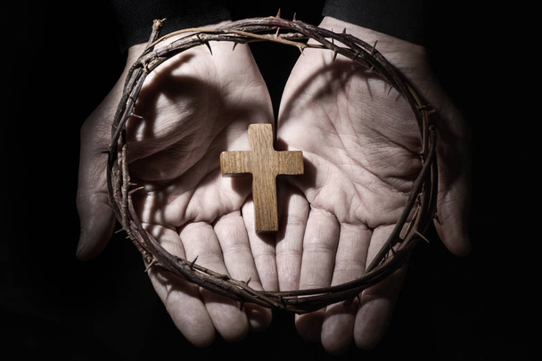 άνθρωπος με ένα σταυρό και ένα στεφάνι από αγκάθια - Φωτογραφία, εικόνα